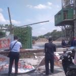 Pintu masuk ke area PT MJB saat akan dibuka kembali karena sebelumnya disegel warga. (foto: ist).