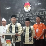 Rusdi Sutejo bersama Gus Shobih saat konferensi pers di KPU Kabupaten Pasuruan.
