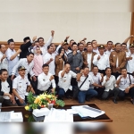 Ketua DPRD Gresik Fandi Akhmad Yani foto bareng AKD usai hearing. foto: SYUHUD/ BANGSAONLINE