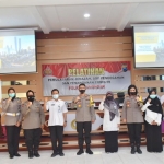 Kapolres Lamongan AKBP Harun beserta jajaran foto bersama Dinkes Lamongan beserta jajaran.