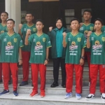 Wali Kota Risma bersama klub binaan Dispora Surabaya saat kompak berucap keras, “Sukses Persebaya, Salam Satu Nyali, WANI!".