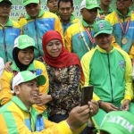 Gubernur Jawa Timur Khofifah Indar Parawansa saat menyambut hangat para atlet disabilitas kontingen Pekan Paralympic Pelajar Nasional (Peparpenas) IX Tahun 2019 Jatim, di Grahadi, Jumat (15/11). foto: Istimewa/bangsaonline.com