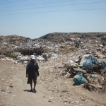 Tumpukan sampah di TPA Kenep tampak menggunung. 