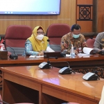 Wabup Bu Min bersama forkopimda saat rapat antisipasi pemudik. (foto: SYUHUD/ BANGSAONLINE)