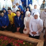 Khofifah saat berdoa di depan makam Bung Karno.
