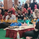 Bupati Kediri, Hanindhito Himawan Pramana, saat menanggapi keluhan warganya dalam Jumat Ngopi di Pendopo Panjalu Jayati. Foto: MUJI HARJITA/BANGSAONLINE