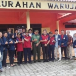 Wakil Bupati Nganjuk, KH Abdul Wachid Badrus saat foto bersama Mahasiswa peserta KKN BBM di Kecamatan Tanjunganom. foto: BANGSAONLINE