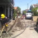 Salah satu pembangunan jaringan pipa air bersih di wilayah Gempol. (foto: ist)