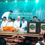 H. Syafiuddin anggota Komisi V DPR RI bersama Ketua PCNU Bangkalan KH. Makki Nasir mendengarkan ceramah KH. Ahmad Muwaffik di Pengajian Akbar Harlah NU ke-97 di Tanah Merah, Bangkalan, Ahad (15/3).