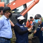 Bupati Ikfina ketika memantau langsung proses mitigasi bencana di Sungai Balongkrai.