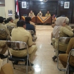 Suasana rapat koordinasi antarstaf Diskominfo Sumenep pascalibur Lebaran 2022.