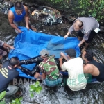 Korban saat dievakuasi petugas dibantu warga.