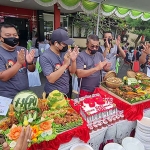 Bupati Bangkalan R. Abdul Latif Amin Imron bersama Ketua Pengadilan Negeri Bangkalan Dr. Maskur Hidayat dan Kapolres Bangkalan AKBP Didik Heriyanto saat Peringatan HPN ke-75 di Mapolres Bangkalan, Jumat (26/2/2021). (foto: ist)