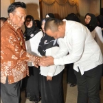 Bupati Sambari HR memberikan ucapan selamat kepada dr. Alif.