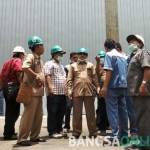 Rombongan Komisi C DPRD Jombang saat sidak di PT SUB Diwek, Senin (17/10). foto: ROMZA/ BANGSAONLINE