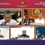 Tangkapan layar: Menteri ESDM, Arifin Tasrif (kiri atas), dan Direktur Utama SIG, Donny Arsal (kanan bawah), saat penyerahan Penghargaan Subroto Bidang Inovasi Teknologi Pertambangan Mineral dan Batubara yang Efektif Menuju NZE.