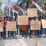 Para perwakilan juru parkir atau jukir di Sidoarjo saat mendatangi PTUN Surabaya.