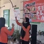 Lansia Desa Plakpak, Kecamatan Pegantenan, saat mengikuti senam dalam rangka memecahkan rekor Muri.