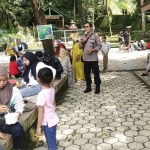 Petugas dari Polsek Sine, Ngawi, saat berjaga di tempat wisata.