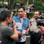 Tersangka saat digelandang ke Mapolsek Gubeng