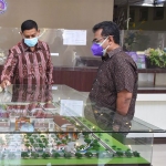 Wali Kota Kediri Abdullah Abu Bakar dan Sekda Kota Kediri Bagus Alit saat melihat maket RSUD Gambiran. foto: ist.