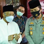 Kapolda Jawa Timur Irjen Pol. Nico Afinta sedang berbincang dengan Ketua MUI Jatim KH. Abdussomad Buchori.