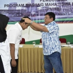 Direktur Pemasaran Petrokimia  Gresik Meinu Sadariyo, menyematkan tanda peserta Program Magang Mahasiswa Bersertifikat, Jumat (9/8).