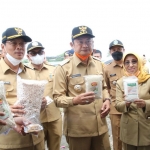 Bupati Lamongan, Yuhronur Efendi (tengah), didampingi wakilnya, Abdul Rouf, dan Kepala Dinas TPHP Lamongan, Sukriyah, saat menunjukkan produk olahan Sorgum.