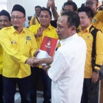 Ketua DPD Golkar Gresik Ahmad Nurhamim dan jajaran pengurus saat mendaftar sebagai parpol peserta pemilu ke KPU Gresik, beberapa waktu lalu. foto: SYUHUD/ BANGSAONLINE