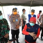 Gubernur Jatim Khofifah Indar Parawansa, saat meninjau langsung persiapan pos drive thru disinfektan di pintu masuk Jembatan Suramadu sisi Bangkalan, Ahad (29/3) sore. Gubernur Khofifah juga turut didampingi oleh Kapolda Jawa Timur Irjen Pol Luki Hermawan serta Pangdam V Brawijaya serta Ketua Gugus Tugas Provinsi Jawa Timur Heru Tjahjono. foto: istimewa/ bangsaonline.com