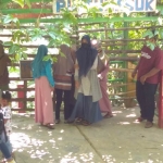 Para pengunjung wisata Air Terjun Ngelirip berkumpul di pintu masuk.