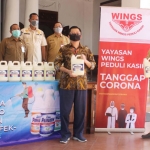 Bupati Pungkasiadi (kanan) ketika menerima bantuan dari perusahaan dan organisasi swasta di Kabupaten Mojokerto. 