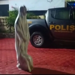 Pocong palsu saat diamankan di Mapolsek Sanankulon. (foto: ist)