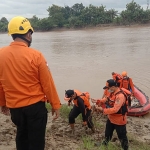 Petugas mencari keberadaan korban. (foto: ist)