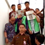 Daniel Damaroy (37) dan Dian Priyanto (36) saat menjalani pelimpahan tahap dua di Kejaksaan Negeri (Kejari) Tanjung Perak, Selasa (16/10). 