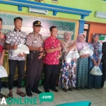 Pembagian paket sembako gratis untuk warga di Balai Desa Socorejo.