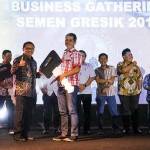 Kepala Departemen Penjualan Semen Gresik, Bambang Djoko, menyerahkan hadia utama berupa sepeda motor kepada salah satu pemenang undian pada acara Business Gathering Semen Gresik Area Jember di New Sari Utama, Jember. foto: syuhud/ BANGSAONLINE