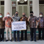 Penyerahan bantuan sebesar Rp. 420 juta dari PT. Taspen untuk 9 pengusaha di Peringgitan Dalam Mandhapa Ronggosukowati.