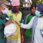 Wabup Kartika Hidayati, saat memberikan masker dan sembako kepada petugas kebersihan.