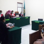 Suasana sidang perdana kasus pembakaran mobil mewah milik penyanyi dangdut Via Vallen, di PN Sidoarjo, Rabu (2/12). 