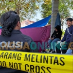 Garis polisi saat dipasang di lokasi kuburan korban yang diduga meninggal akibat penganiayaan.