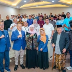 Khofifah Indar Parawansa foto bersama narasumber dalam forum Pascasarjana Unair bertajuk Deep Talks! Menjadi Kepala Daerah Idaman 2024 di Pascasarjana Unair, Surabaya, Sabtu (14/9/2024). Foto: istimewa