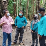 Dari kiri: Heri Deka (ARPLH), Maman (Kasi Pencegahan dan Pengamanan Hutan Ditjen Penegakan Hukum Lingkungan Hidup dan Kehutanan Kementerian LHK), Hery Susanto (Perangkat Desa Tempurejo), Sekdes Tempurejo, Sarno (Kades Tempurejo), dan Moh. Ali Imron (Kacabdin Kehutanan Jatim di Trenggalek) saat mengecek lokasi Alaska di Kawasan Lindung Sumber Pawon, Desa Tempurejo, Kecamatan Wates, Kabupaten Kediri. foto: MUJI HARJITA/ BANGSAONLINE