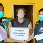 Tim Home Care RSUD Gambiran Kota Kediri saat menyerahkan bantuan dan diterima oleh Ny Nanang, ibunda Javier. foto: MUJI HARJITA/ BANGSAONLINE