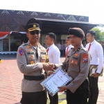 Anggota Polres Ngawi saat menerima penghargaan.