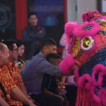 Wali Kota Kediri, Abdullah Abu Bakar, ketika dihampiri barongsai. Foto: Ist