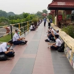 Suasana belajar di luar kelas.