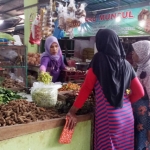 Salah satu pedagang cabai di Pasar Baru Tuban saat melayani pembeli.