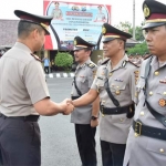 Kapolres Pamekasan AKBP Teguh Wibowo saat menyalami empat Perwira dalam sertijab.