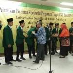 Rektor Unusa, Prof Dr Ir Achmad Jazidie MEng memberi selamat kepada pengurus IPNU dan IPPNU yang dilantik. foto: BANGSAONLINE